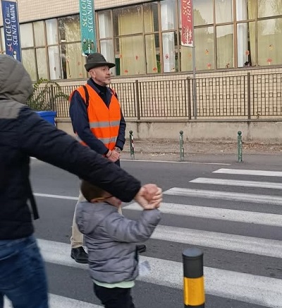 Rivarolo Canavese: mancano i volontari davanti alle scuole. Il sindaco veste i panni del “nonno vigile”