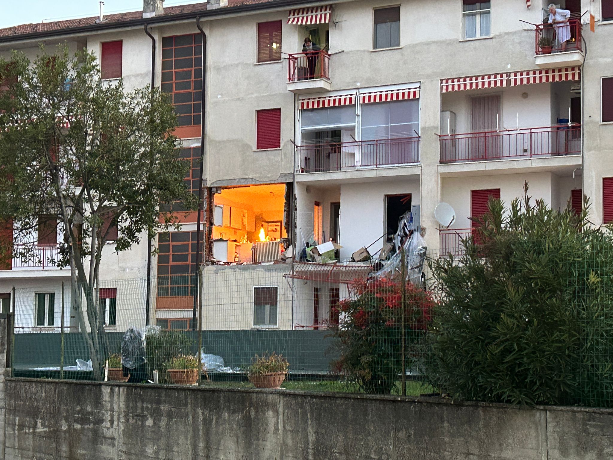 Mattinata di terrore a Rivarolo Canavese: paurosa esplosione in una palazzina, due feriti e indagini in corso