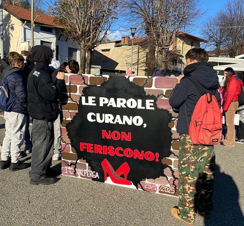 Valperga si mobilita contro la violenza sulle donne: studenti, scuole e istituzioni in una camminata simbolica