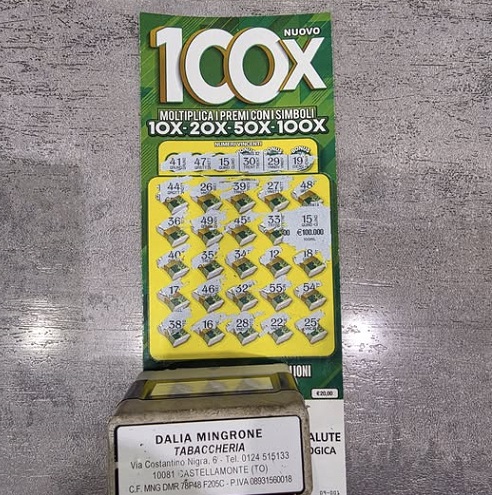 Natale d’oro a Castellamonte: con 20 euro ne vince 100mila al Gratta e Vinci nella tabaccheria di Dalia ed Ermanno Mingrone