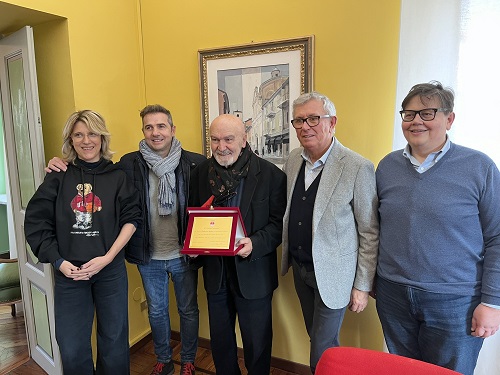 Nuova opera a Palazzo Santa Chiara: Francesco Siclari dona al Comune di Chivasso  la tela “Via Torino-Chivasso”