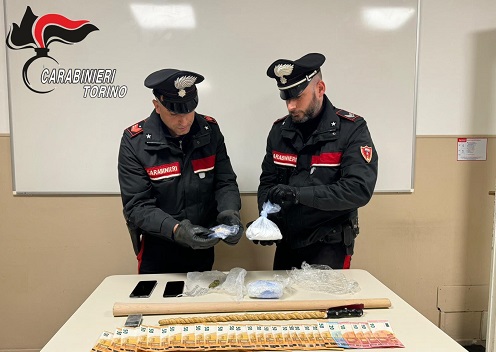 Loranzè, fermato sulla provinciale con armi improprie e droga: i carabinieri arresta un uomo di 65 anni