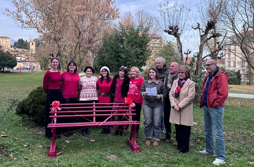 Rivara inaugura la Panchina Rossa davanti a Villa Ogliani: un simbolo contro la violenza sulle donne