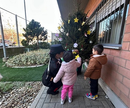 Volpiano, i bambini della scuola “Il Grillo Parlante” e i Carabinieri addobbano l’Albero della Legalità