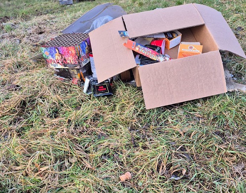 Capodanno tra brindisi e petardi, ma i rifiuti restano: il sindaco richiama i giovani, che tornano a pulire e rimettono in ordine l’area