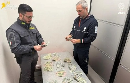 Caselle, controlli sui contanti in aeroporto: scoperti dalla Finanza trasferimenti illeciti per 6 milioni di euro