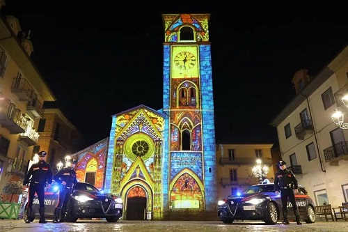 Carabinieri, gli auguri arrivano da Chivasso: lo scatto notturno del Duomo diventa simbolo di sicurezza