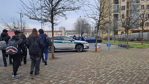 Chivasso, controlli rafforzati all’uscita delle scuole: Polizia Locale in campo contro spaccio e illegalità