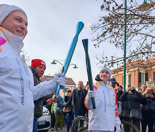 Chivasso in festa per il passaggio della fiamma olimpica: emozioni e partecipazione per Milano-Cortina 2026