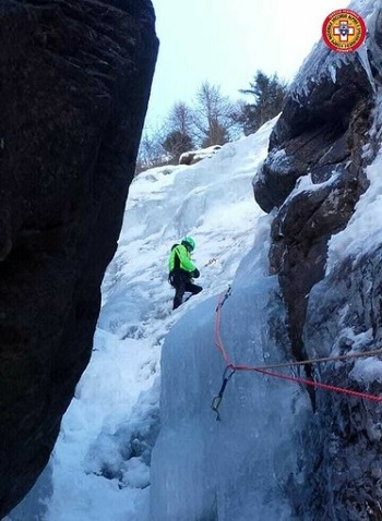 Ceresole Reale, scalatrice bloccata sulla cascata di ghiaccio Bellagarda: tratta in salvo dal Soccorso Alpino