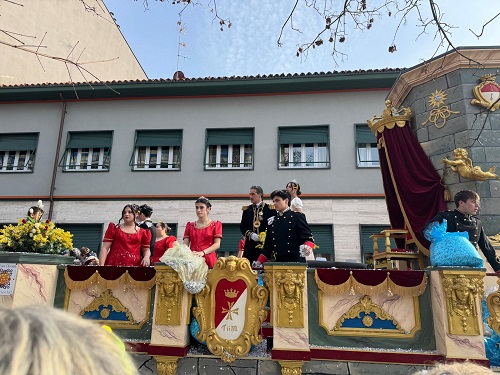 Carnevalone di Chivasso, sfilata allegorica baciata dal sole: carri dal Canavese e dai borghi cittadini
