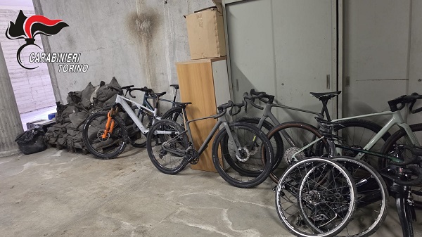 Borgofranco d’Ivrea, furto da 100mila euro in un negozio di biciclette: refurtiva recuperata dai carabinieri