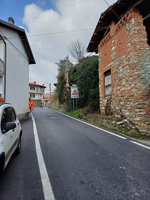 Cuorgnè, strada chiusa a Priacco per rischio crollo: intervento di vigili del fuoco e tecnici