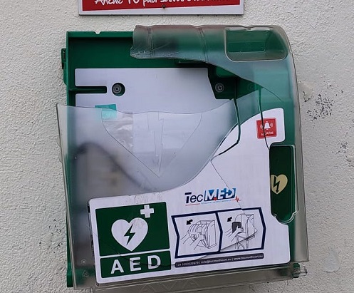 Leinì, i vandali danneggiano il defibrillatore di piazza Primo Maggio: indaga la Polizia Locale