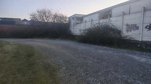 Leinì, scaricano rifiuti edili dietro il cimitero: la polizia locale individua e multa i responsabili