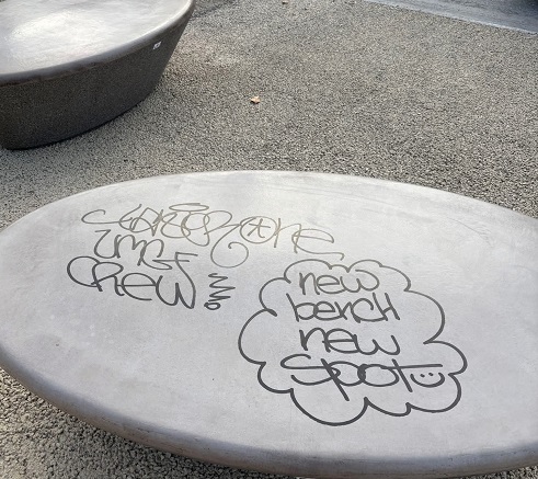 Rivarolo Canavese, panchine nuove imbrattate con lo spray dai vandali: la denuncia dell’assessora Cuffia