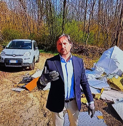 Rocca Canavese, discarica abusiva nel bosco: il Comune indaga e annuncia l’installazione delle fototrappole