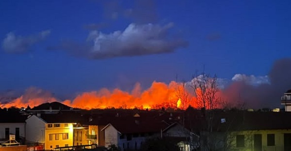 Incendio boschivo nelle Vaude tra Nole, Vauda e San Carlo: fiamme alimentate dal vento visibili a chilometri di distanza