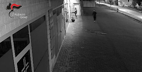 Bollengo, spaccata in un negozio finisce in aggressione: arrestati due giovani, uno è minorenne