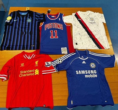 “Maglie larghe”, giro di contraffazione online: imprenditore di Leinì nei guai, sequestri per oltre 700mila euro