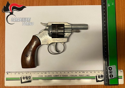 Montalenghe, minaccia la vicina dopo una lite con una pistola e un’accetta: 75enne in carcere