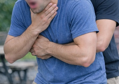 Ozegna: rischia di soffocare al ristorante, giovane salvato dall’amico esperto nel primo soccorso