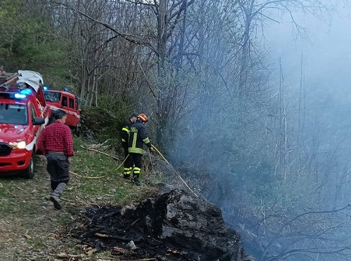Incendi in Canavese, doppio intervento dei vigili del fuoco: fiamme anche a Frassinetto e Ribordone