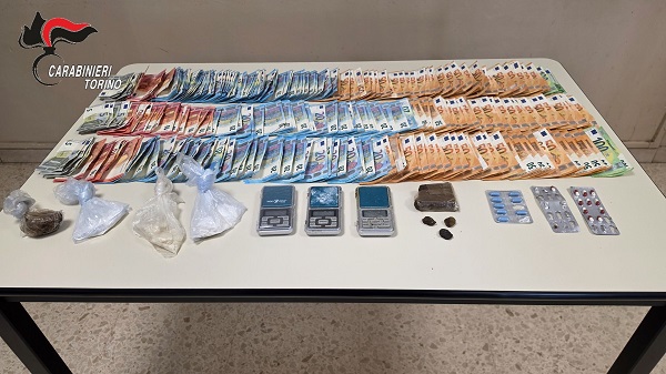 Chiaverano, i carabinieri scoprono un hub della droga nascosto nel pilone di un ponte: tre arresti-VIDEO