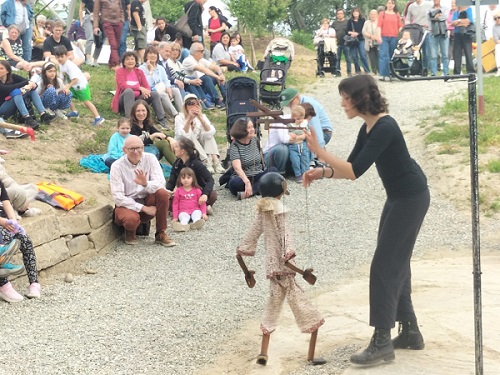 Chivasso, grande successo per “Le avventure di Pinocchio”: il teatro conquista il Parco del Sabiunè