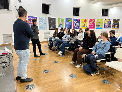 Chivasso, dal podcast ai social per riportare i giovani ai libri: il progetto “Ti racconto” del Liceo Newton
