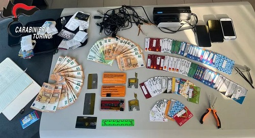 Carte carburante clonate per fare rifornimento: due arresti dei carabinieri, perquisizione anche a Leinì