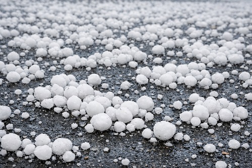 Canavese: dal caldo record alla grandine: violento temporale in Valle Orco, strade imbiancate a Locana