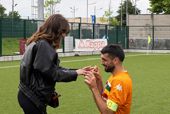 Settimo Torinese: sul campo della Pro Eureka il calcio lascia spazio all’amore: Stefano chiede a Laura di sposarlo
