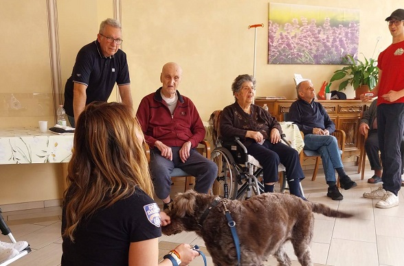 Canavese, Pet therapy e laboratori creativi nelle Rsa: il progetto “La Cura” dell’Inner Wheel porta benessere agli anziani