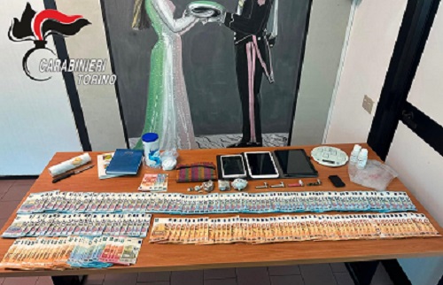 Blitz antidroga dei carabinieri a Cascinette d’Ivrea: arrestata una coppia, sequestrati eroina, cocaina, hashish e oltre 8 mila euro