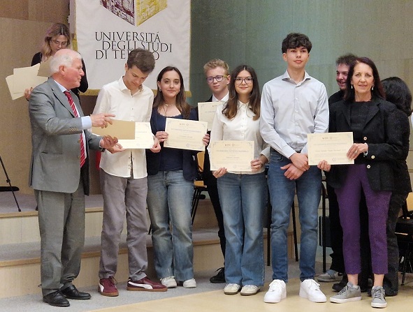 Chivasso, il Liceo Newton sul podio nazionale del concorso artistico di Teramo dedicato agli oceani
