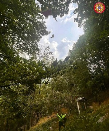 Escursionista tedesco si frattura una gamba sui sentieri di Locana: intervengono eliambulanza e Soccorso Alpino