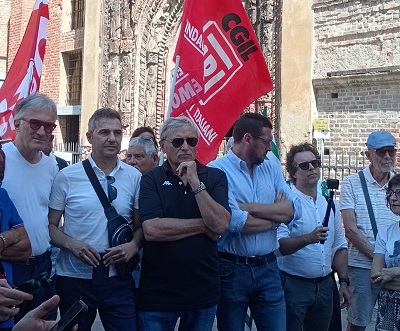 Chivasso, Avs al presidio per la libertà di stampa: «La legalità si difende con istituzioni, scuola e società civile»
