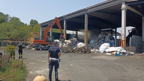 Chivasso, vasto incendio in un impianto di stoccaggio rifiuti: l’Arpa al lavoro per monitorare la qualità dell’aria