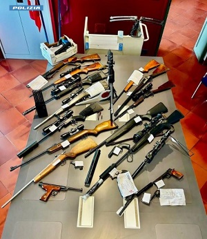 Eporediese: armi e materiale esplosivo nascosti in casa. La Polizia arresta un uomo di 46 anni