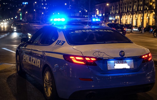 Ivrea, rapina un negozio e aggredisce i poliziotti: arrestato 21enne dopo una violenta colluttazione