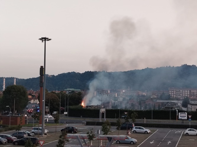 CHIVASSO – Auto divorate dalle fiamme davanti al cimitero: una nube di fumo avvolge la periferia della città