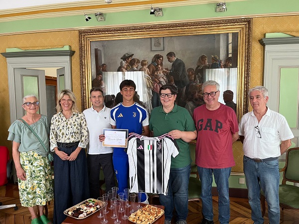 Chivasso, scudetto Under 16 con la Juventus, il Comune premia il calciatore sedicenne Riccardo Balbo