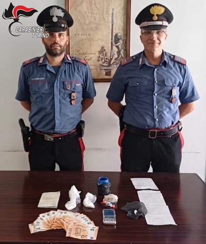 Nole, sorpreso a cedere droga a una donna: cocaina nascosta nell’auto e nel pacchetto delle gomme, arrestato a 73 anni