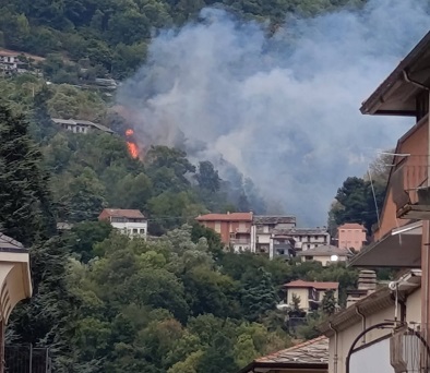 Doppio incendio boschivo a Pont Canavese: fiamme verso Frassinetto, in azione elicottero, vigili del fuoco e Aib