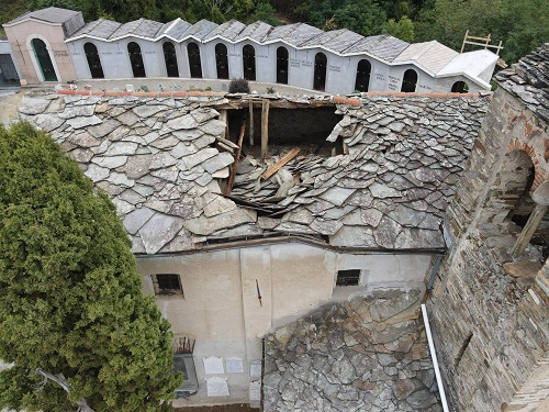 Rocca Canavese, cede parte del tetto della chiesa di Sant’Alessio: area del cimitero chiusa e messa in sicurezza