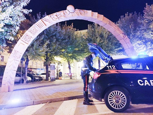 Romano Canavese, tenta di rubare un’auto e minaccia due donne durante la fuga: arrestato un 29enne