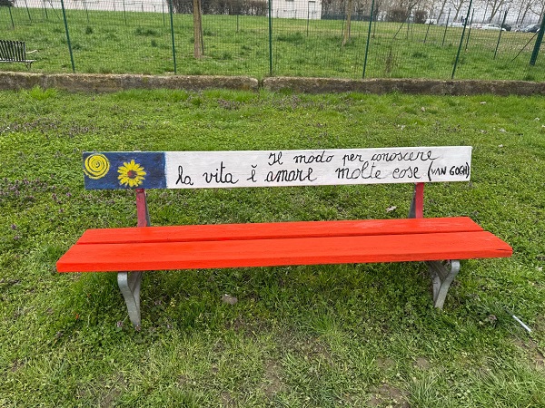 CHIVASSO – Panchine sensoriali nel parco di via Togliatti: colori, Braille e QR Code per raccontare un luogo a tutti
