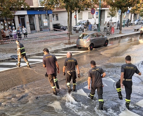 CHIVASSO – Si rompe una condotta idrica nella zona dei Viali: traffico deviato e possibili disagi nell’erogazione