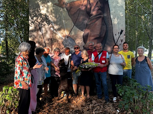 Chivasso, fiori al murales di Lea Garofalo per ricordare lei e la figlia Denise, due vite segnate dalla lotta alla ’ndrangheta